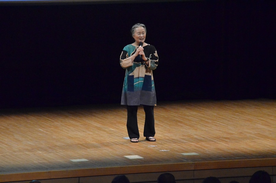 的確なアドバイスで来場者を魅了する夏井さん（市文化会館で）