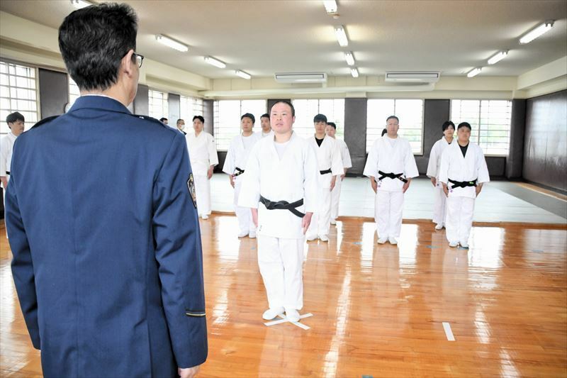 川上署長（左）に訓練開始を申告する松下巡査部長（中央）＝須賀川署