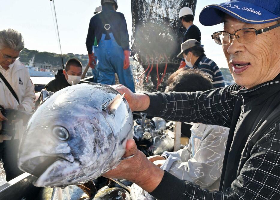 福島県いわき市の小名浜港で、今シーズン初めて水揚げされたカツオ＝25日午前