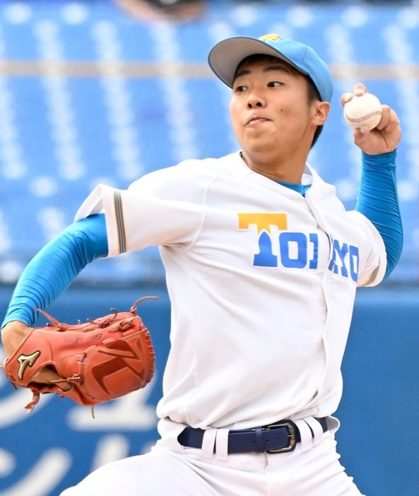 東大の1年生左腕・松本はリーグ戦初登板。1回無失点に抑えた[写真＝矢野寿明]