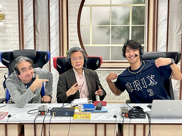 アナウンサーの（左から）大前一樹さん、濱野圭司さん、田中大貴さん。昨年7月の放送で＝BS12提供
