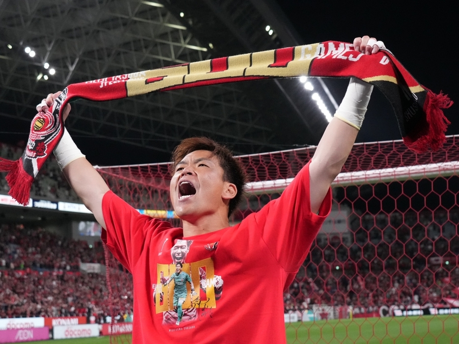 J1通算600試合の記念グッズを纏った浦和レッズGK西川周作(Getty Images)
