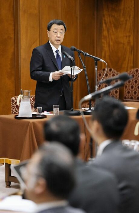 衆院政治倫理審査会で弁明する松野前官房長官＝３月１日