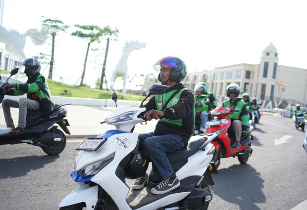 サントモが開催した電動バイクのレンタルプログラムに参加したバイクタクシー運転手（ＳＧＰＭ提供）