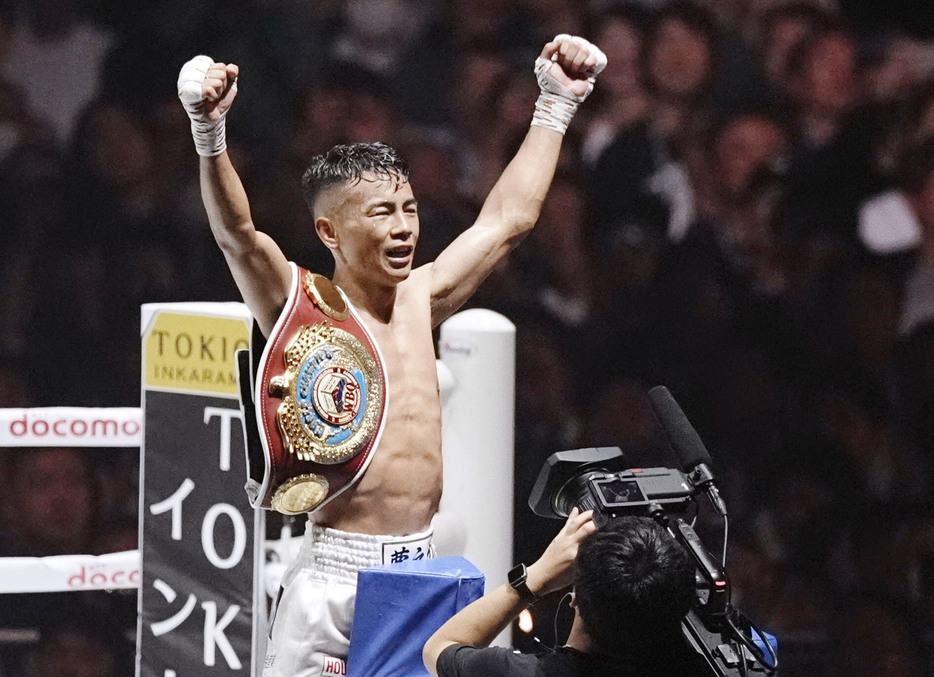 WBOバンタム級タイトルマッチで判定勝ちし、ガッツポーズする武居由樹。新王者となる＝東京ドーム