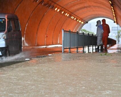 津嘉山トンネルでは、大雨の影響で歩道が冠水した＝22日午前11時３分、南風原町（竹尾智勇撮影）
