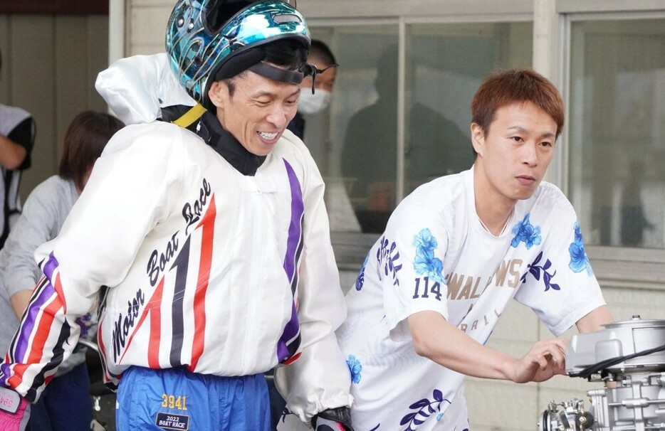 2日目12Rを制して人気に応えた池田浩二（左）。右は出迎えた弟子の磯部誠