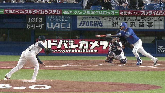 7回高橋宏斗投手がセーフティバントで出塁