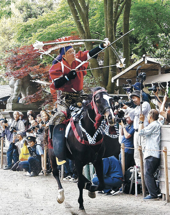 馬上から矢を放つ騎手＝射水市の下村加茂神社