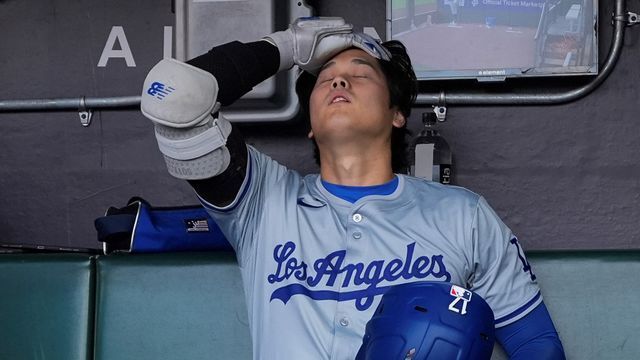 目をつむる大谷翔平選手(写真：AP/アフロ)