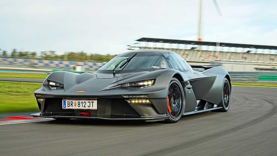 レーシングカーのプロトタイプ然としたカーボンファイバーむき出しの「KTM X-Bow GT-XR」