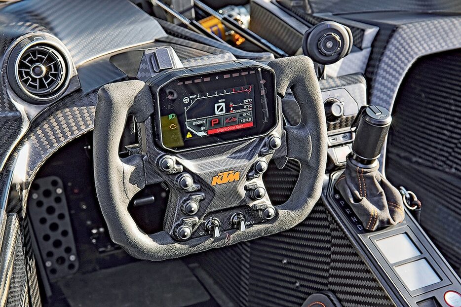 「KTM X-Bow GT-XR」のステアリングホイールを装着した瞬間、あなたは別世界に足を踏み入れる。