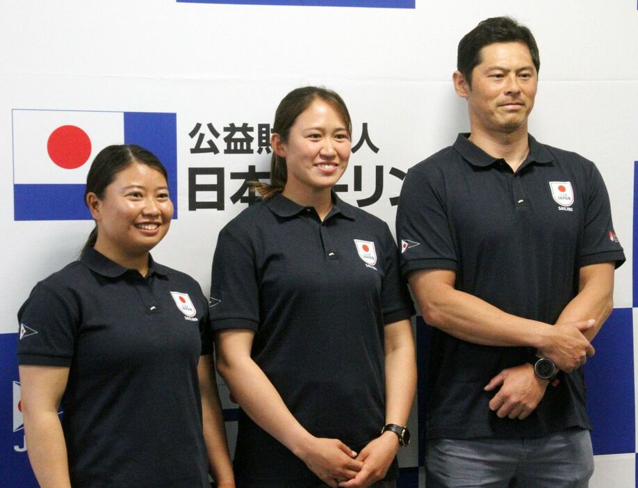 東京都内での記者会見に出席した（左から）田中・永松組と富沢