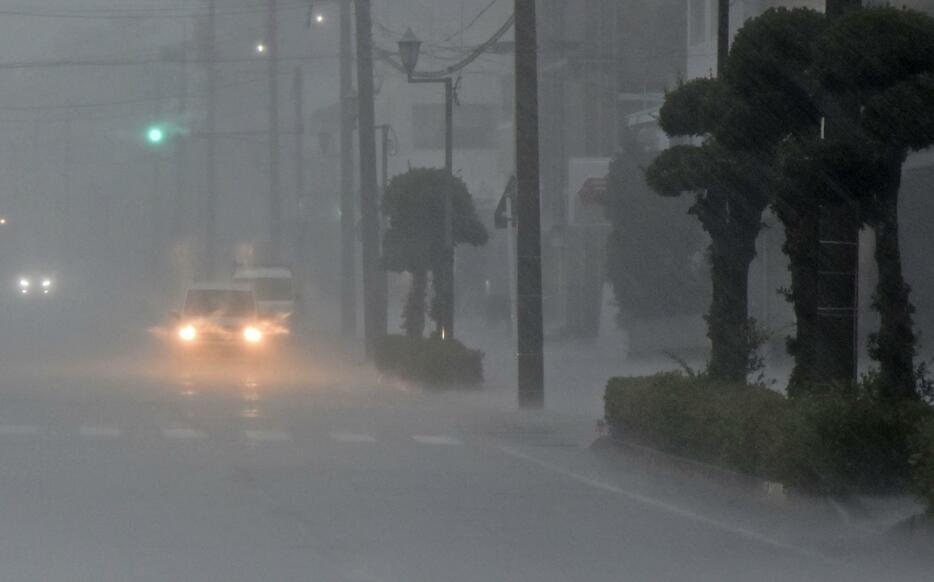 大粒の雨が降る鹿児島県枕崎市＝28日午前