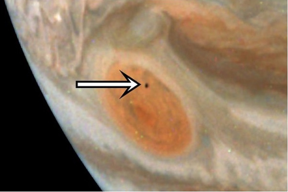 ジュノー探査機が2024年3月7日のフライバイ時に撮影した木星。表面にある大赤斑の上を横切っているミニ衛星アマルテアが写っている（Image data: NASA/JPL-Caltech/SwRI/MSSS. Image processing by Gerald Eichstädt）