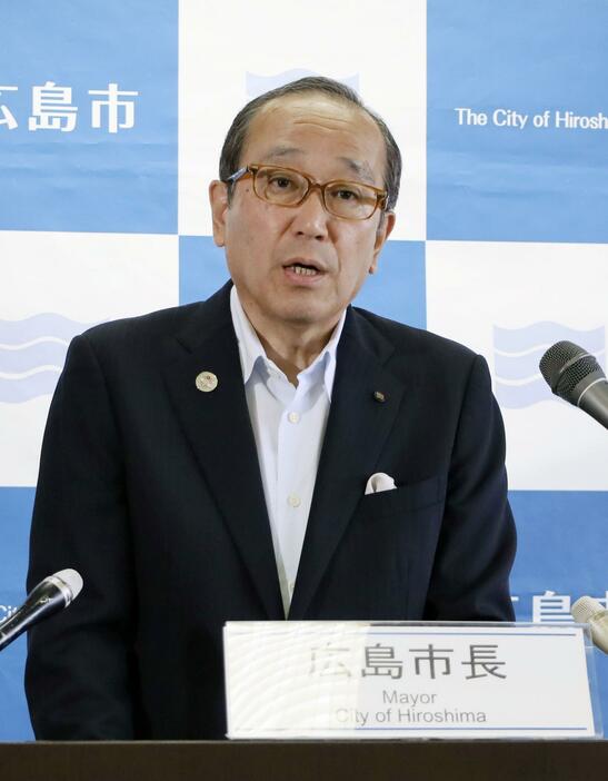 記者会見する広島市の松井一実市長＝16日午後、広島市役所