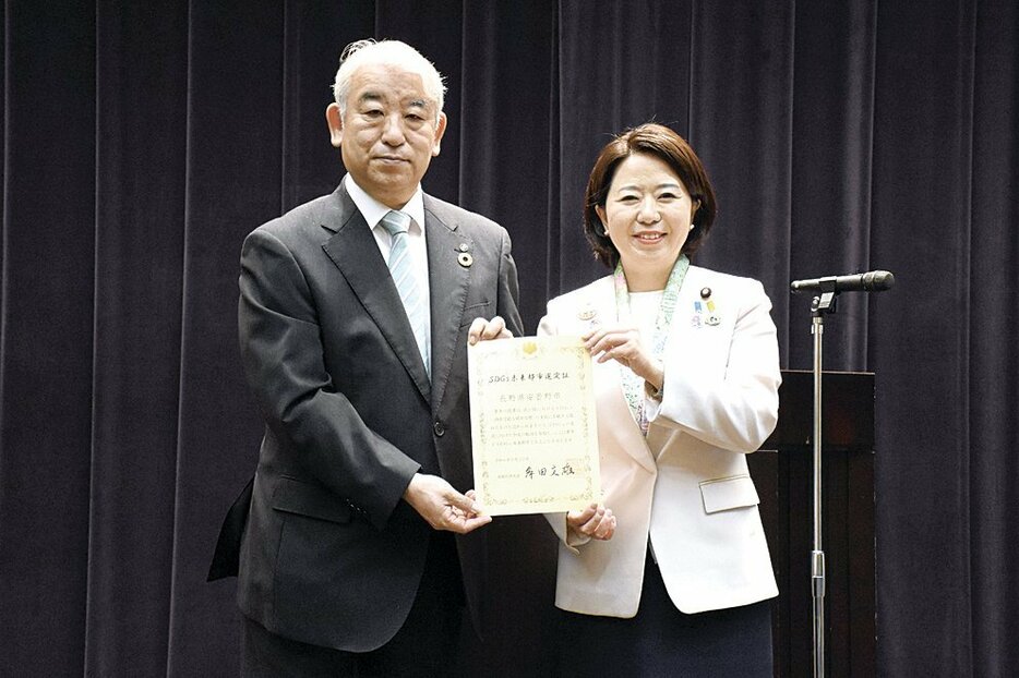 自見内閣府特命担当相（右）と選定証を持ちながら記念写真を撮る太田市長