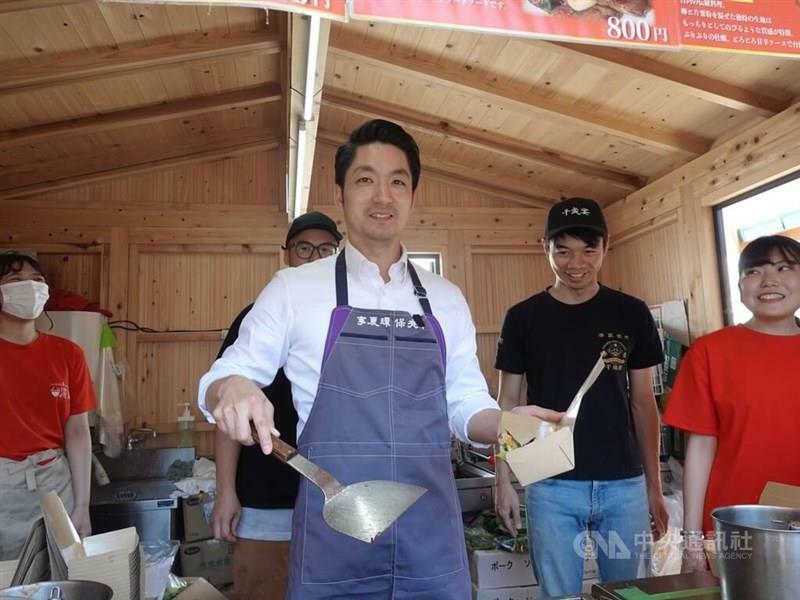 東京スカイツリータウンで開催中のグルメイベント「台湾祭」を訪問し、カキオムレツ（蚵仔煎・オアチェン）を実演する蒋万安台北市長（手前）＝18日、楊明珠撮影