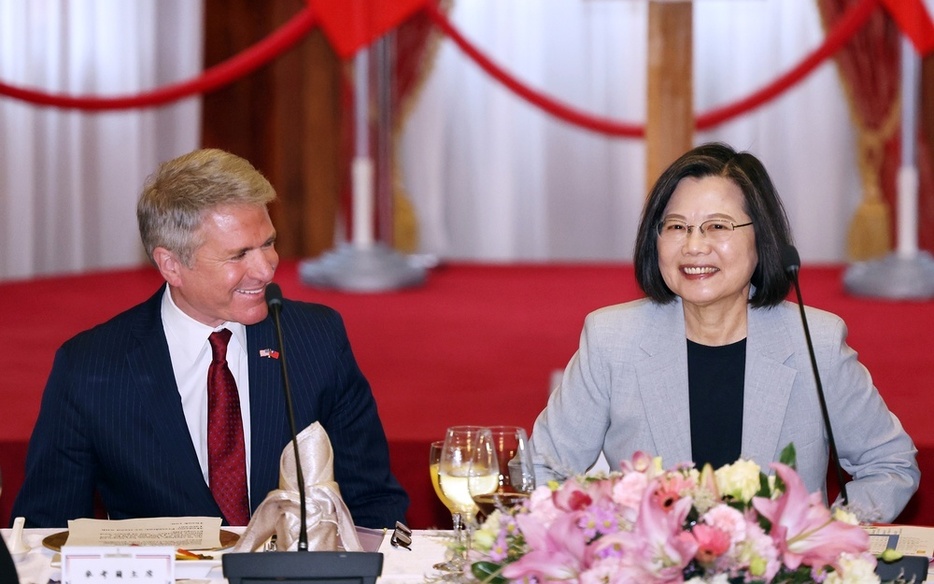 昨年4月、台湾を訪問した米下院外交委員会のマコール委員長（左）らと会食する蔡英文総統（当時）＝台北（中央通信社＝共同）