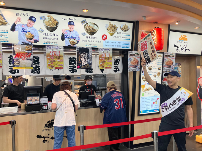 9回までずっと声を出しっぱなし！　神宮球場『宮崎餃子専門店 おざわ』店主・小澤拓郎さん