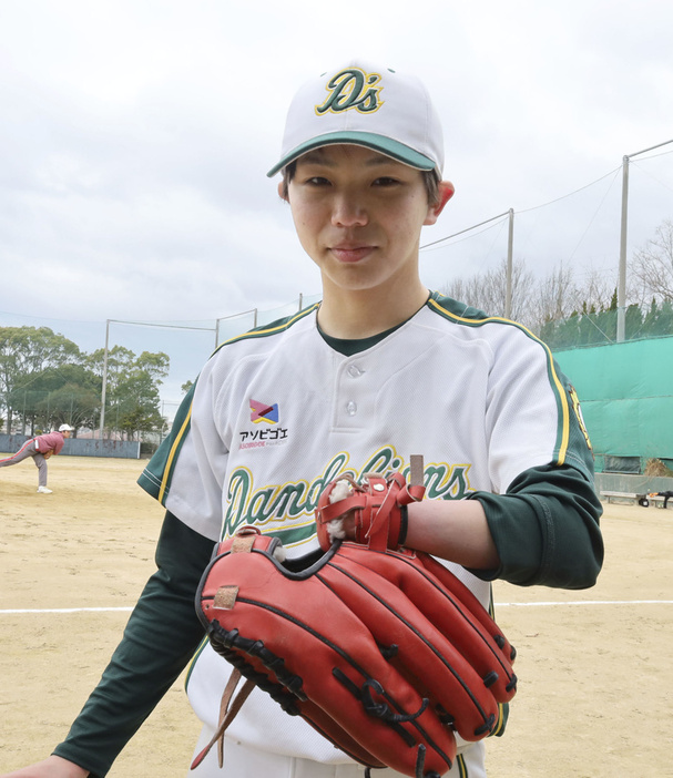 欠損した左手首に特殊なグラブを引っかけるダンデライオンズ投手の坪井優磨さん。2024年3月