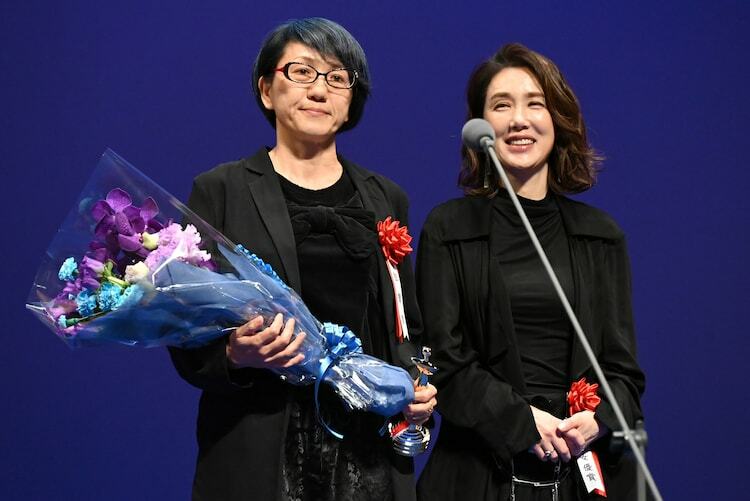 監督賞を受賞した荻上直子（左）と、プレゼンターの筒井真理子（右）。