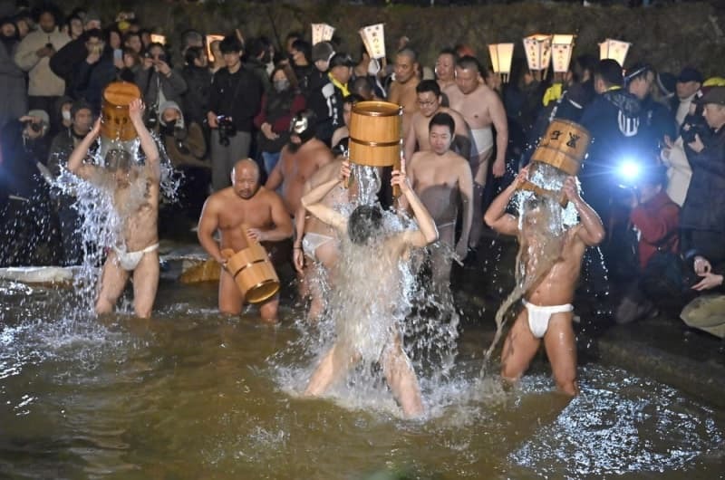 最後の開催となった「蘇民祭」で、川の水を浴びる男衆＝２月、岩手県奥州市の黒石寺