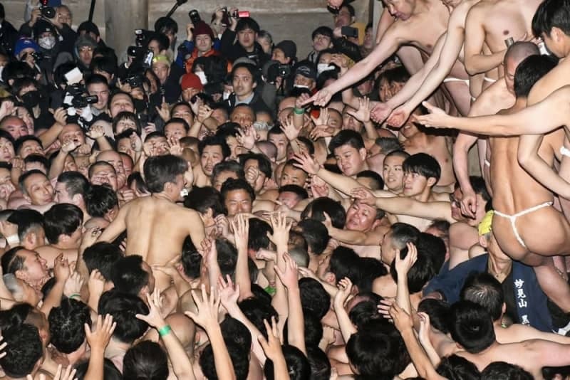 最後の開催となった蘇民祭で、「蘇民袋」を奪い合う男衆＝２月、岩手県奥州市の黒石寺