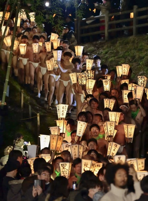 最後の開催となった蘇民祭で、かけ声を上げて境内を練り歩く男衆＝２月、岩手県奥州市の黒石寺