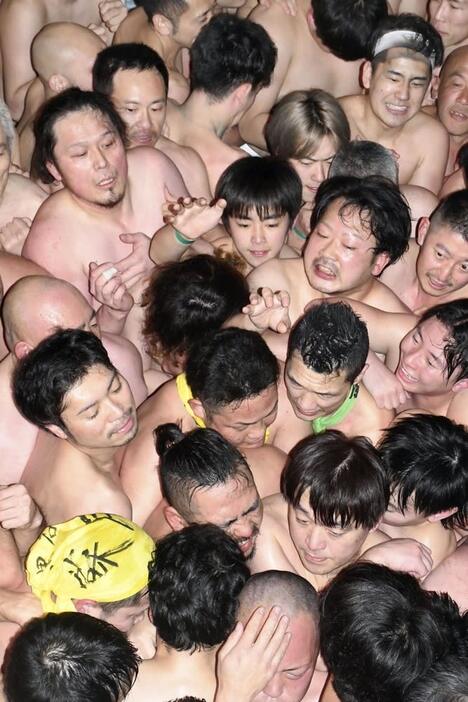 最後の開催となった蘇民祭で、「蘇民袋」を奪い合う男衆＝２月、岩手県奥州市の黒石寺