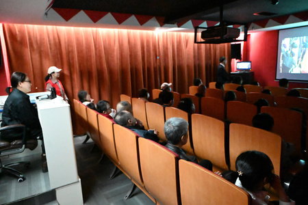 バリアフリー対応の映画館で映画を楽しむ視覚障害者たち（2024年4月23日撮影）。