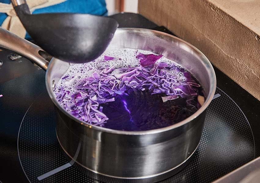 レシピ1. 紫キャベツを使った“カメレオン”ラーメン