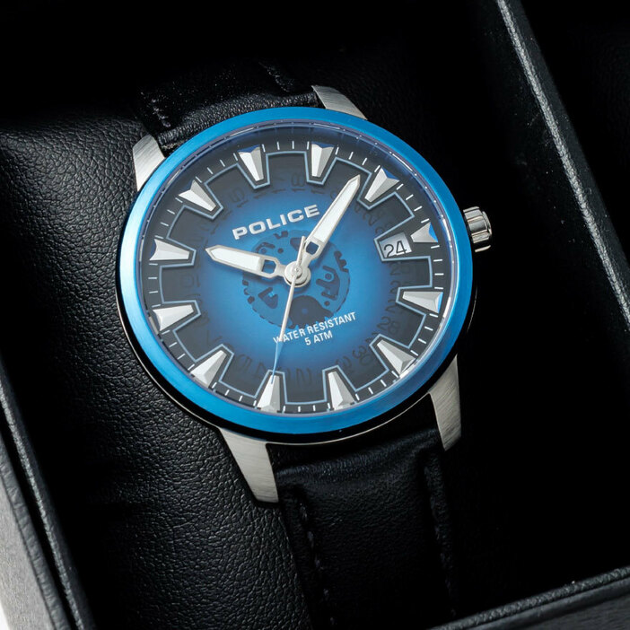 1983年にイタリアで設立されたライフスタイルブランドPOLICE（ポリス）は、いずれもロングセラーモデルのジュエリーからインスパイアされた腕時計“REACTOR”と“REINGA”の日本限定モデルを発表した。