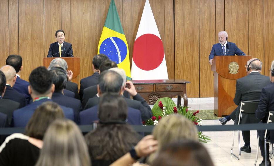 共同記者発表する岸田首相（奥左）とブラジルのルラ大統領（同右）＝3日、ブラジリア（共同）