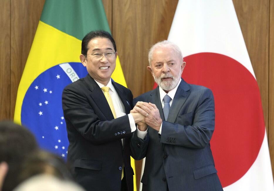 共同記者発表を終え、ブラジルのルラ大統領（右）と握手する岸田首相＝3日、ブラジリア（共同）