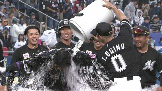 サヨナラHR放ったロッテ岡大海選手に荻野貴司選手が豪快に水をかける