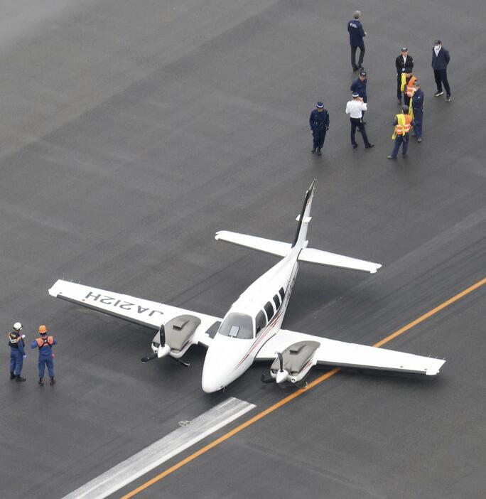 神戸空港の滑走路で停止した小型機＝31日午後3時29分（共同通信社ヘリから）