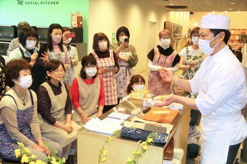 練り切り菓子の作り方を教える神山さん（右）