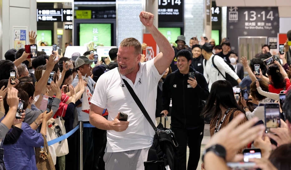 JR広島駅に到着し、ファンたちの拍手に応えるミリング監督（中央）や選手たち＝29日午後1時7分