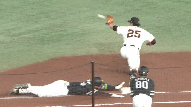 1塁へ頭から滑り込むソフトバンクの廣瀬隆太選手(画像:日テレジータス)