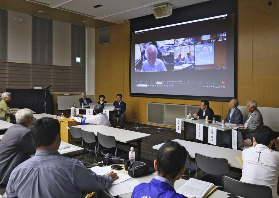 長崎市で開かれた、被爆者認定や原爆投下後の「黒い雨」の被害者救済について考えるシンポジウム＝12日午後