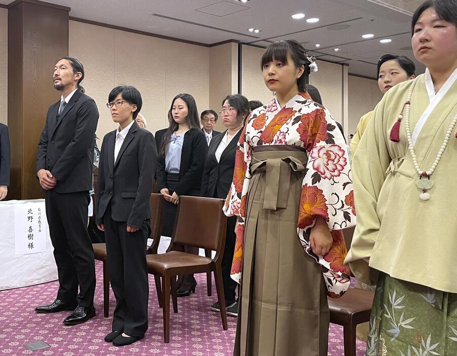 石川県立輪島漆芸技術研修所の卒業式に臨む卒業生ら＝7日午後、金沢市