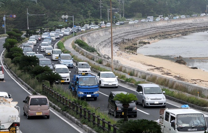 行楽シーズンに混み合う沖縄自動車道の許田料金所周辺（資料写真）