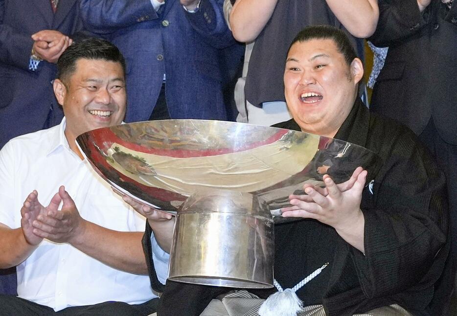 初優勝を果たし、祝勝会で祝杯を手にする大の里。左は父・中村知幸さん＝26日、茨城県つくば市内のホテル
