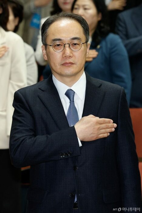 国旗に敬礼するイ・ウォンソク検察総長(c)news1