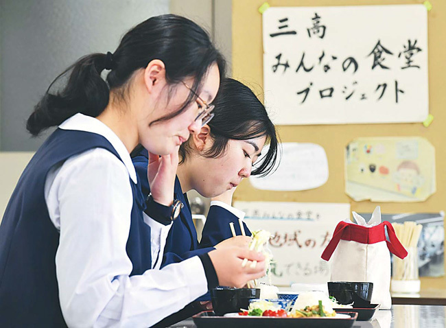 昼休み、学食で食べる三本松高校の生徒（いずれも香川県東かがわ市で）