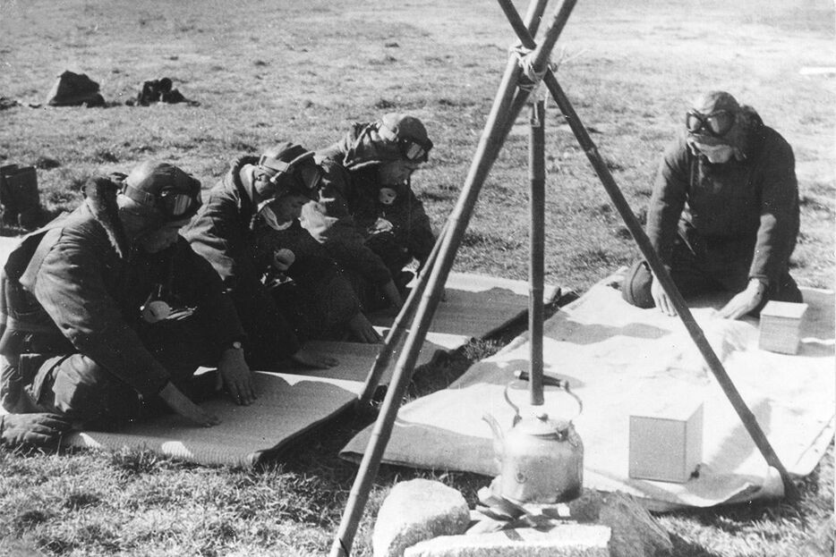 徳島海軍航空隊の基地で野点をする大宗匠。携帯用の茶箱でお茶を点て、振る舞ったという（写真提供＝裏千家）