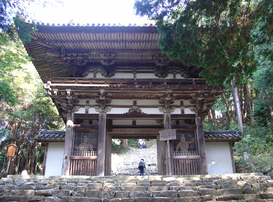 信長からのもてなしで、家康が城下の大宝坊からくぐって登ったとみられる摠見寺山門（筆者撮影、以下同）