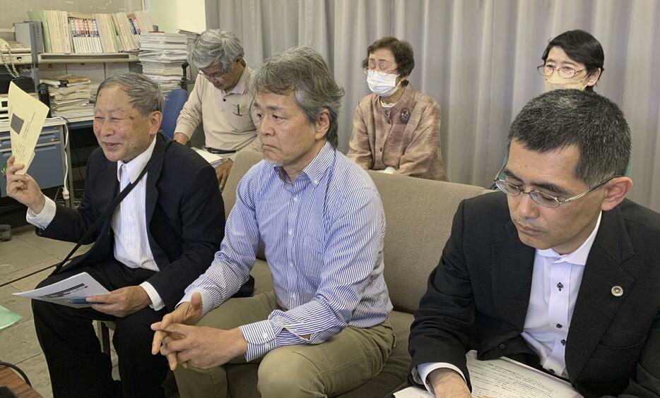 和歌山市役所で行われた男性遺族の支援団体の記者会見。前列中央は西泰伸共同代表＝14日午後