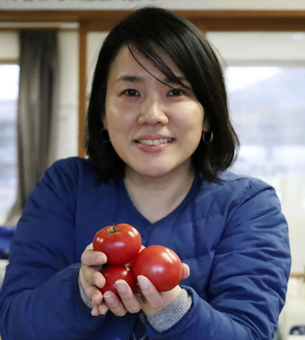 高知県日高村特産のトマトを手にする小野加央里さん